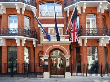 Отель One Harrington Gardens Лондон Экстерьер фото